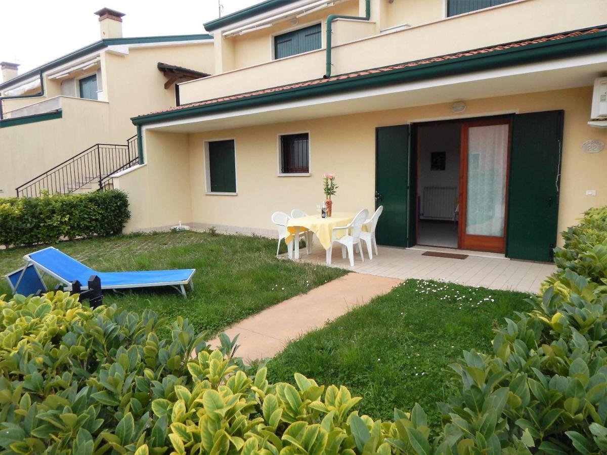 קאורלה Hotel Apartments Villaggio Dei Fiori 4 Stars Luxury - Great Family Resort - Pet Friendly - With Hypermarket - Delivery Restaurant-Pizzeria - Room Breakfast With Supplement - Ultra Fast Wi-Fi - Play Area For Children - Olympic Swimming Pool - Parking מראה חיצוני תמונה