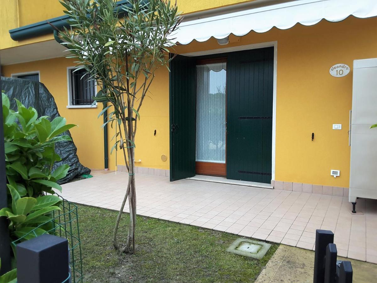 קאורלה Hotel Apartments Villaggio Dei Fiori 4 Stars Luxury - Great Family Resort - Pet Friendly - With Hypermarket - Delivery Restaurant-Pizzeria - Room Breakfast With Supplement - Ultra Fast Wi-Fi - Play Area For Children - Olympic Swimming Pool - Parking מראה חיצוני תמונה