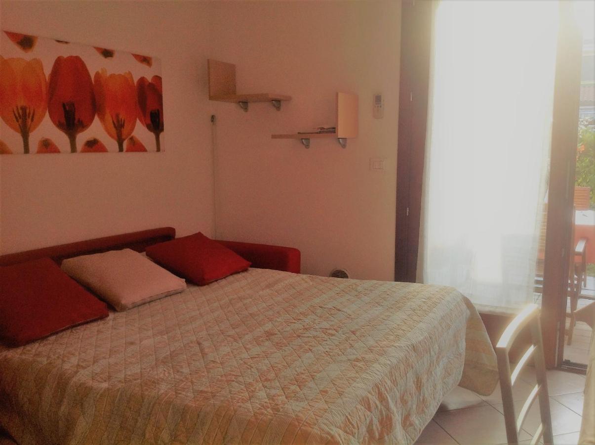 קאורלה Hotel Apartments Villaggio Dei Fiori 4 Stars Luxury - Great Family Resort - Pet Friendly - With Hypermarket - Delivery Restaurant-Pizzeria - Room Breakfast With Supplement - Ultra Fast Wi-Fi - Play Area For Children - Olympic Swimming Pool - Parking מראה חיצוני תמונה