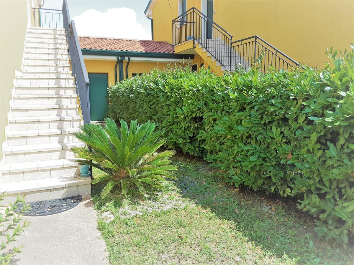 קאורלה Hotel Apartments Villaggio Dei Fiori 4 Stars Luxury - Great Family Resort - Pet Friendly - With Hypermarket - Delivery Restaurant-Pizzeria - Room Breakfast With Supplement - Ultra Fast Wi-Fi - Play Area For Children - Olympic Swimming Pool - Parking מראה חיצוני תמונה