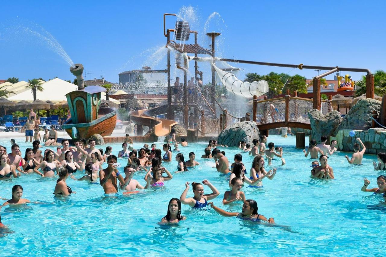 קאורלה Hotel Apartments Villaggio Dei Fiori 4 Stars Luxury - Great Family Resort - Pet Friendly - With Hypermarket - Delivery Restaurant-Pizzeria - Room Breakfast With Supplement - Ultra Fast Wi-Fi - Play Area For Children - Olympic Swimming Pool - Parking מראה חיצוני תמונה
