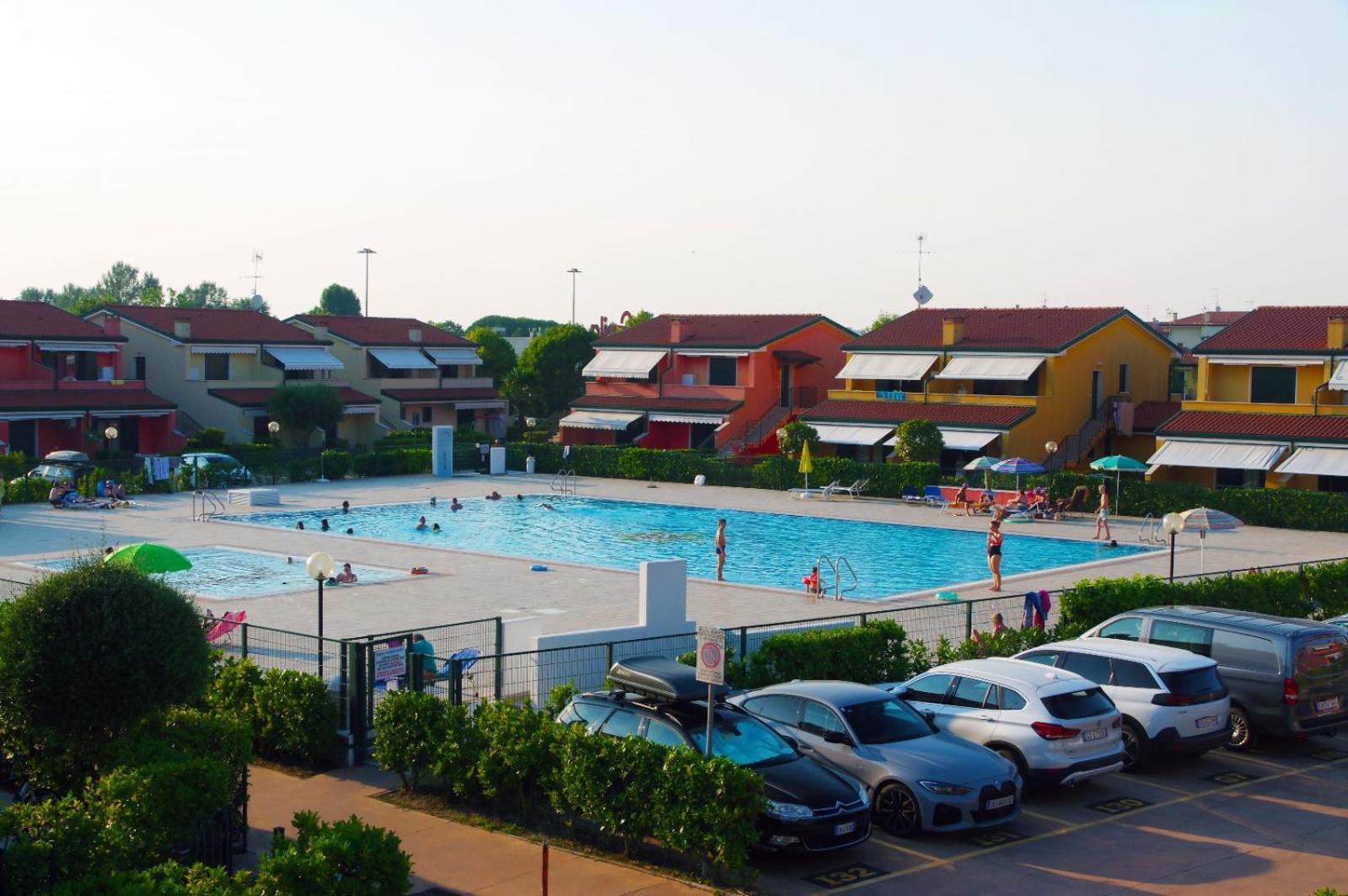 קאורלה Hotel Apartments Villaggio Dei Fiori 4 Stars Luxury - Great Family Resort - Pet Friendly - With Hypermarket - Delivery Restaurant-Pizzeria - Room Breakfast With Supplement - Ultra Fast Wi-Fi - Play Area For Children - Olympic Swimming Pool - Parking מראה חיצוני תמונה