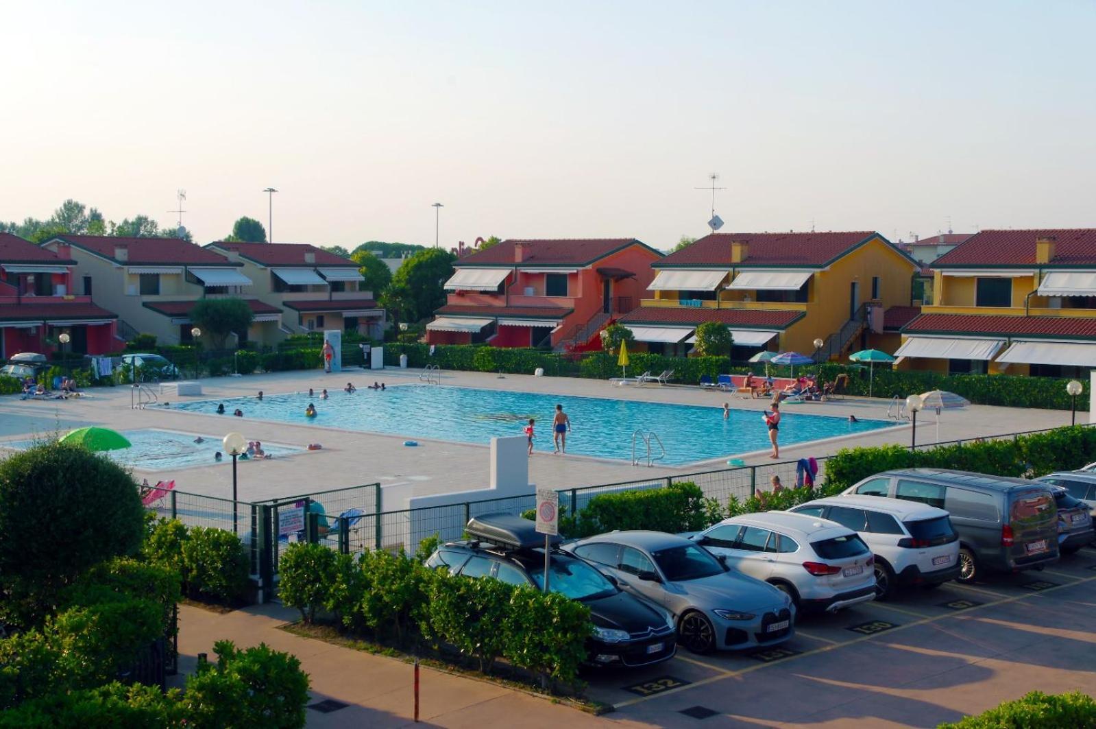 קאורלה Hotel Apartments Villaggio Dei Fiori 4 Stars Luxury - Great Family Resort - Pet Friendly - With Hypermarket - Delivery Restaurant-Pizzeria - Room Breakfast With Supplement - Ultra Fast Wi-Fi - Play Area For Children - Olympic Swimming Pool - Parking מראה חיצוני תמונה