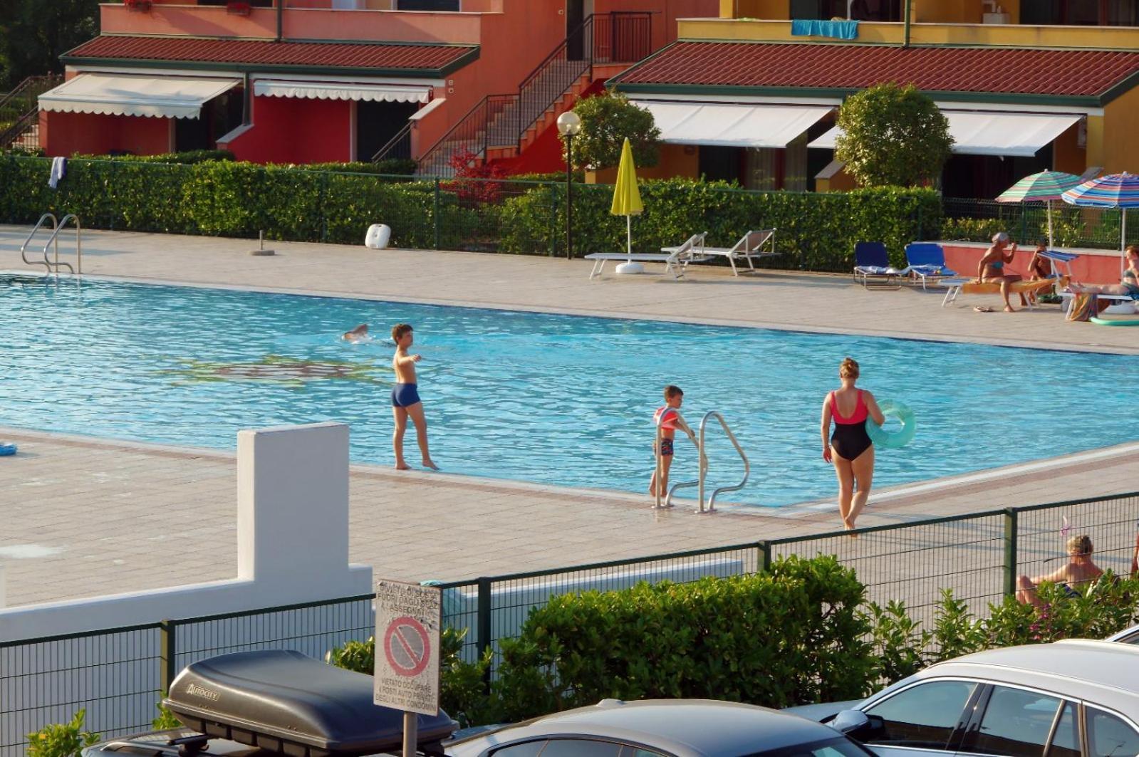 קאורלה Hotel Apartments Villaggio Dei Fiori 4 Stars Luxury - Great Family Resort - Pet Friendly - With Hypermarket - Delivery Restaurant-Pizzeria - Room Breakfast With Supplement - Ultra Fast Wi-Fi - Play Area For Children - Olympic Swimming Pool - Parking מראה חיצוני תמונה