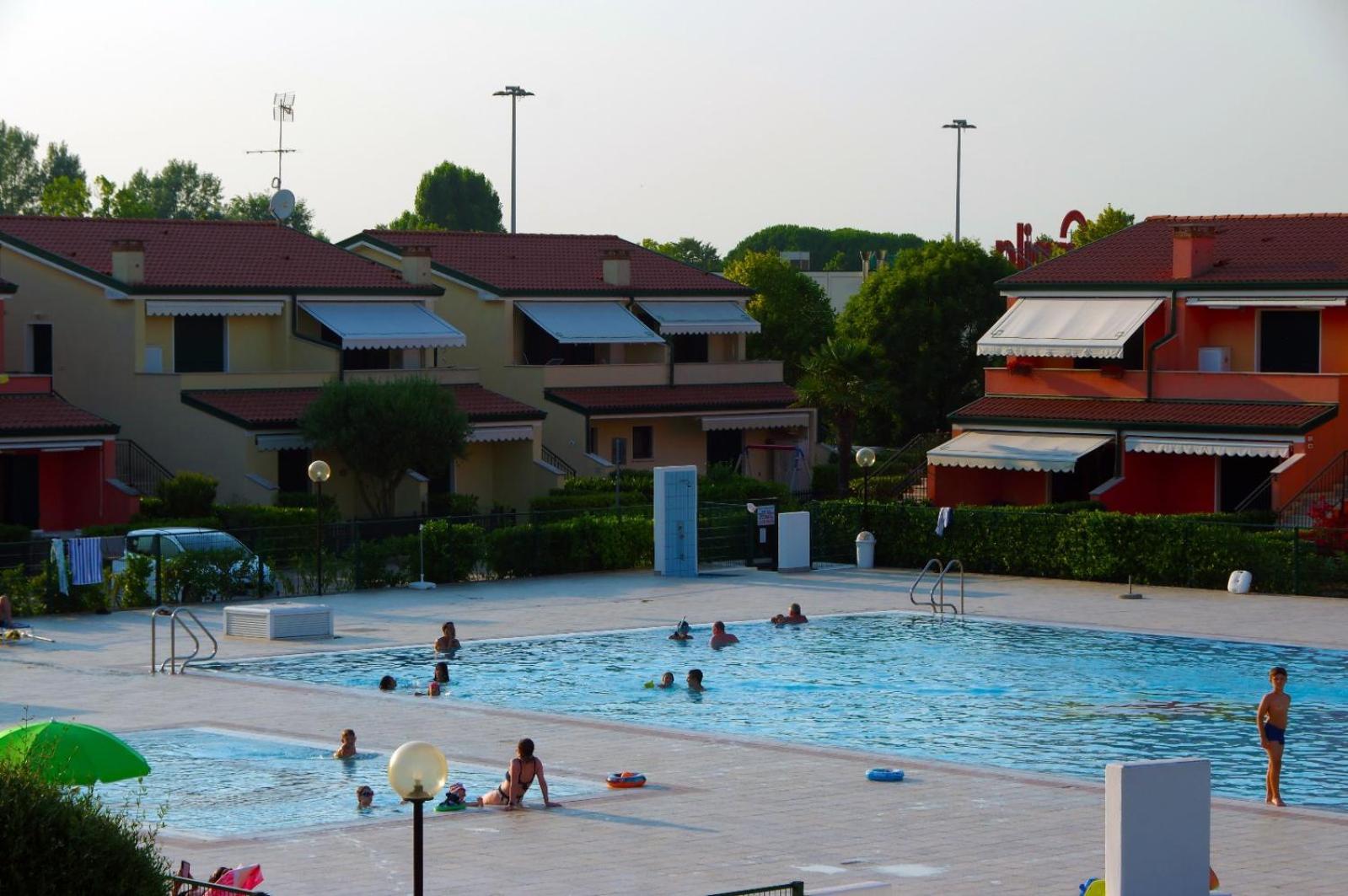 קאורלה Hotel Apartments Villaggio Dei Fiori 4 Stars Luxury - Great Family Resort - Pet Friendly - With Hypermarket - Delivery Restaurant-Pizzeria - Room Breakfast With Supplement - Ultra Fast Wi-Fi - Play Area For Children - Olympic Swimming Pool - Parking מראה חיצוני תמונה