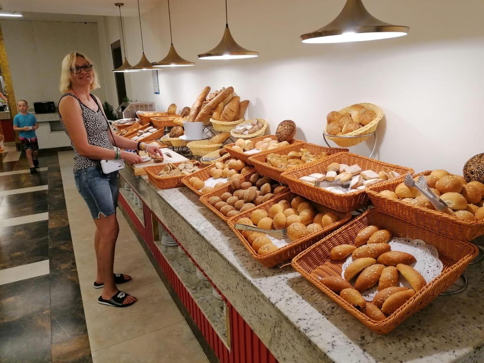 קאורלה Hotel Apartments Villaggio Dei Fiori 4 Stars Luxury - Great Family Resort - Pet Friendly - With Hypermarket - Delivery Restaurant-Pizzeria - Room Breakfast With Supplement - Ultra Fast Wi-Fi - Play Area For Children - Olympic Swimming Pool - Parking מראה חיצוני תמונה